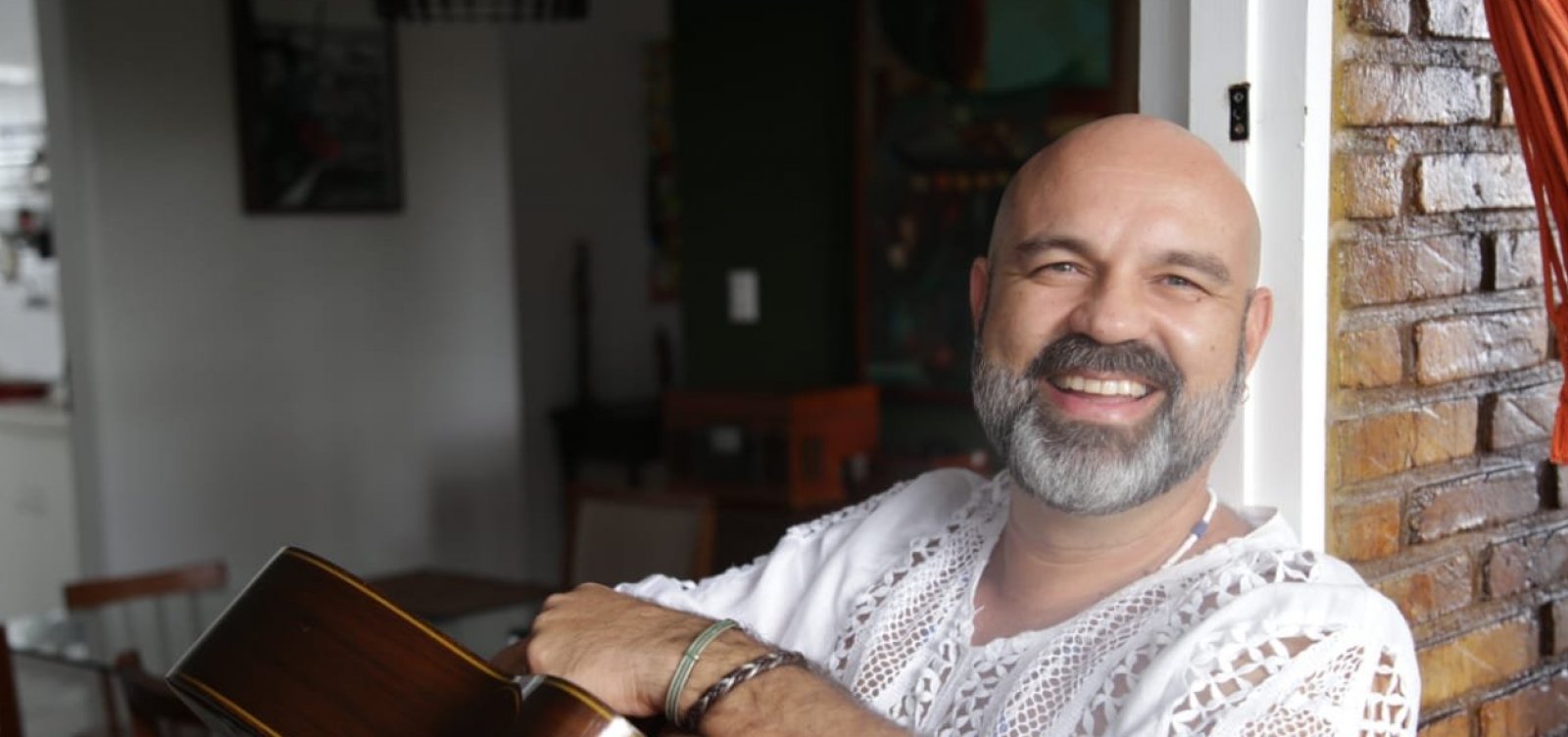 Cantor e compositor, Alexandre Leão participa do Aí vêm elas nesta terça-feira