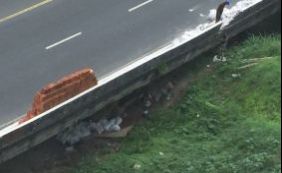 Você Repórter: leitor flagra casas sendo construídas debaixo da Avenida Contorno