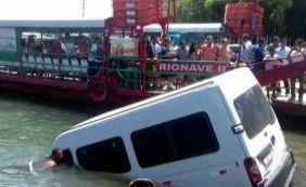 Van cai de balsa após motorista esquecer de puxar freio de mão em Porto Seguro