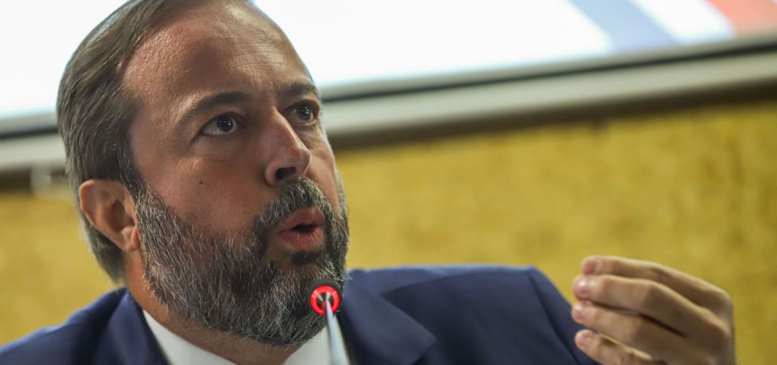 Após apagão nacional, ministro de Minas e Energia critica privatização da Eletrobras