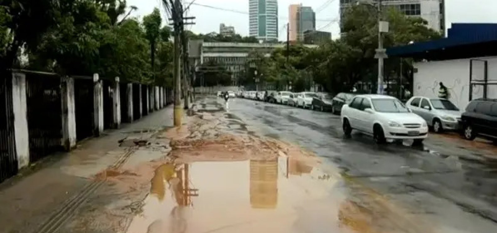 Após rompimento de tubulação, Caminho das Árvores tem abastecimento de água interrompido