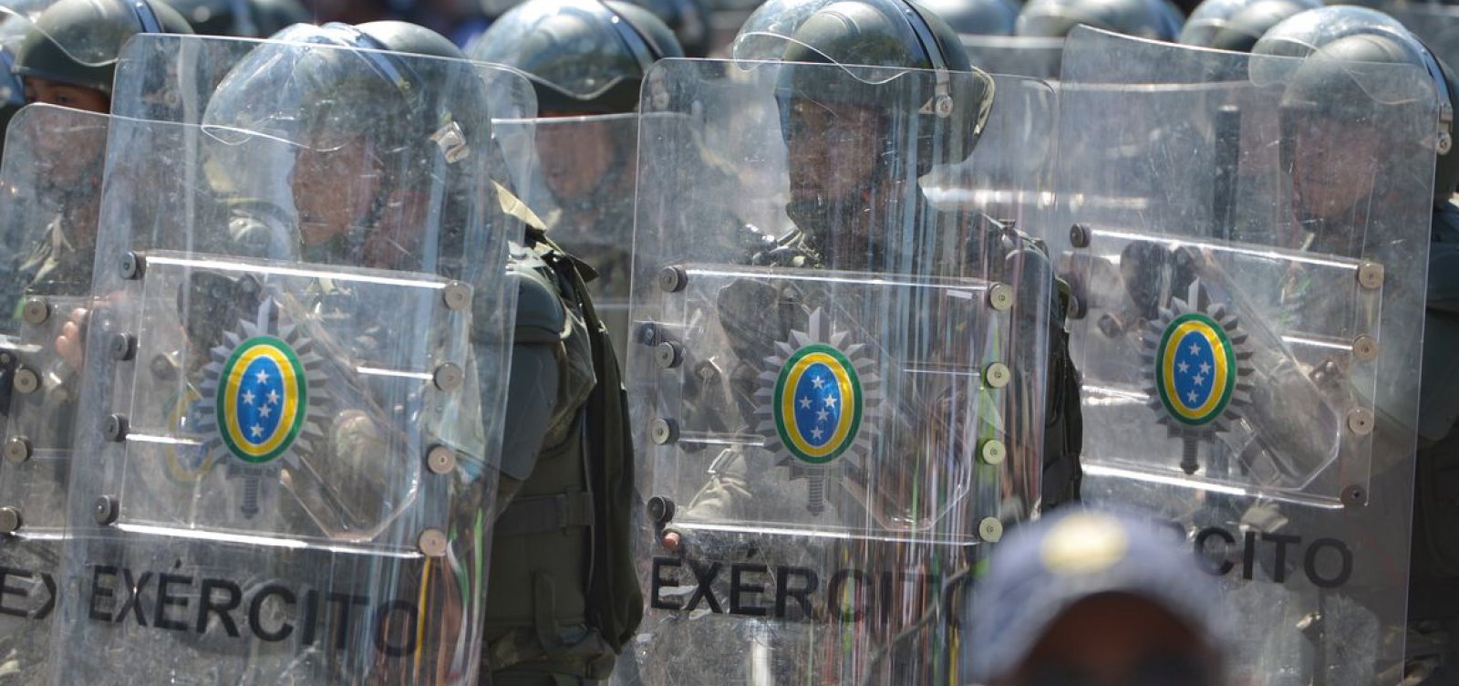 Confiança do brasileiro nas Forças Armadas cai expressivamente após investigações, aponta Quaest