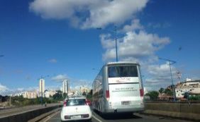 Ônibus quebrado causa retenção na BR-324; confira o trânsito 