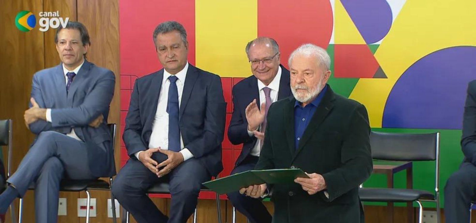 Lula assina MP que tarifa fundos de 'super-ricos' e envia ao Congresso projeto com taxação de offshores