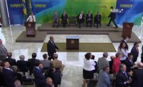 Sob protestos, Lula toma posse como novo ministro da Casa Civil