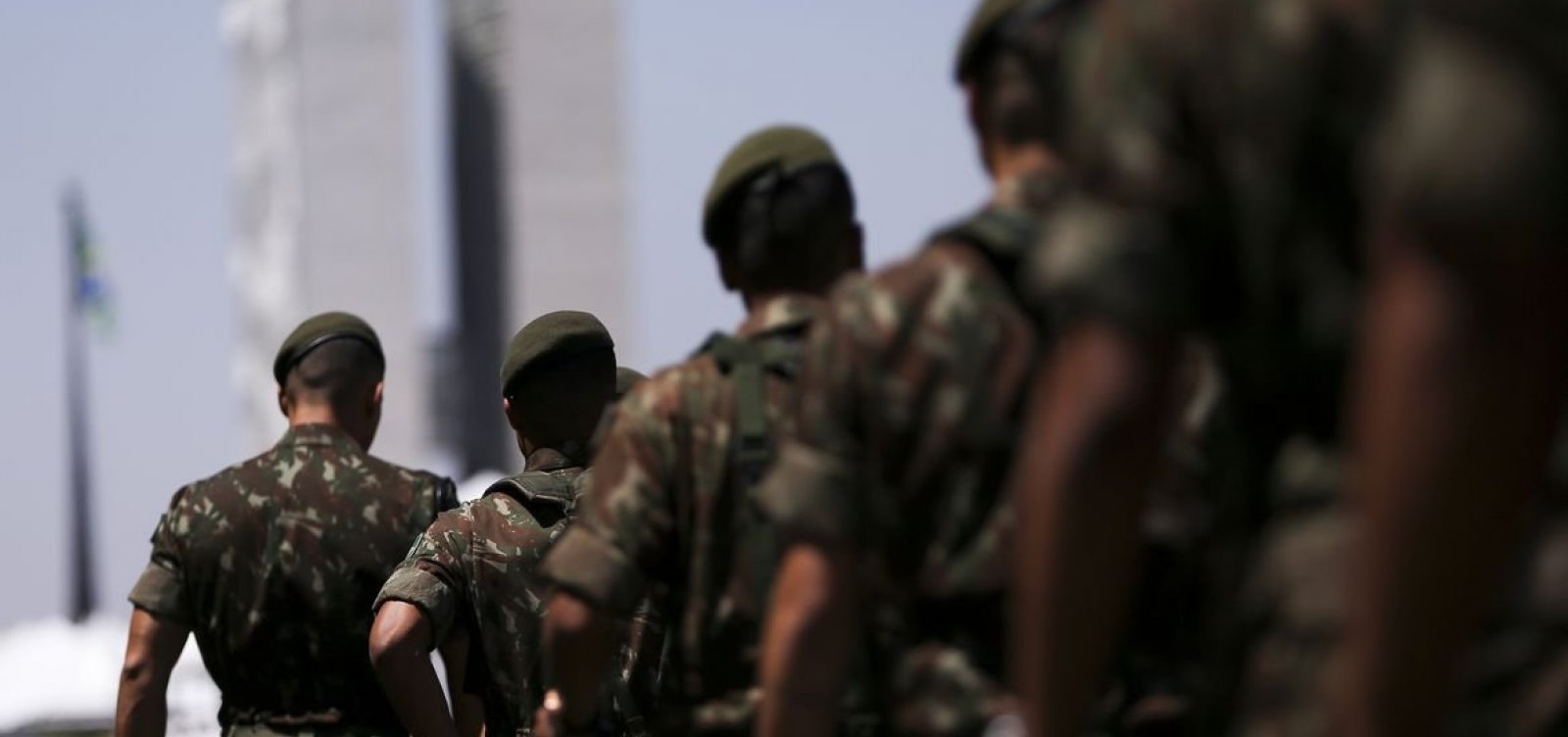 Governo Lula decide enviar proposta que proíbe militares em cargos políticos 