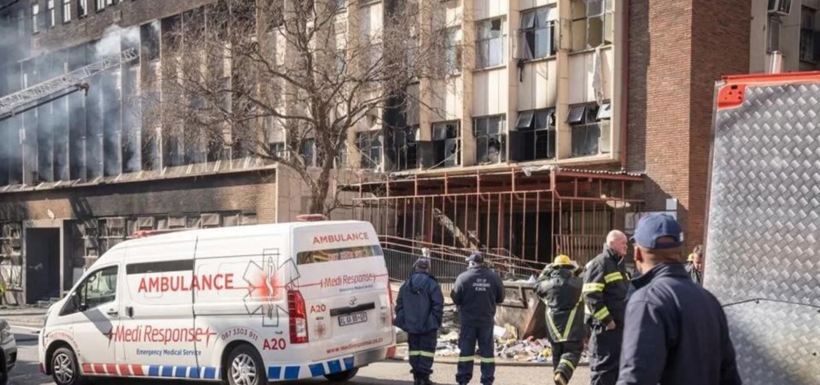Prédio utilizado por imigrantes pega fogo em Joanesburgo e deixa mais de 70 pessoas mortas
