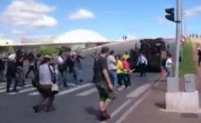 Manifestantes contra e pró Lula brigam em frente ao Palácio do Planalto
