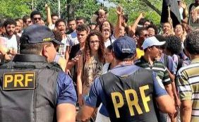 Em protesto, estudantes e servidores da Uefs bloqueiam BR-116 nesta quinta