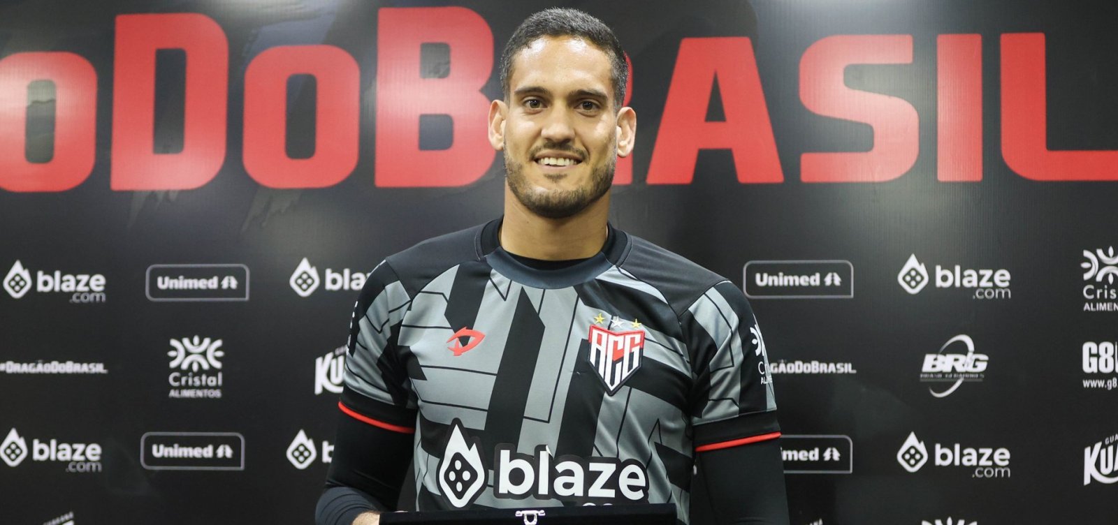 Goleiro do Atlético-GO, Ronaldo recebe homenagem por sequência de defesas contra o Vitória