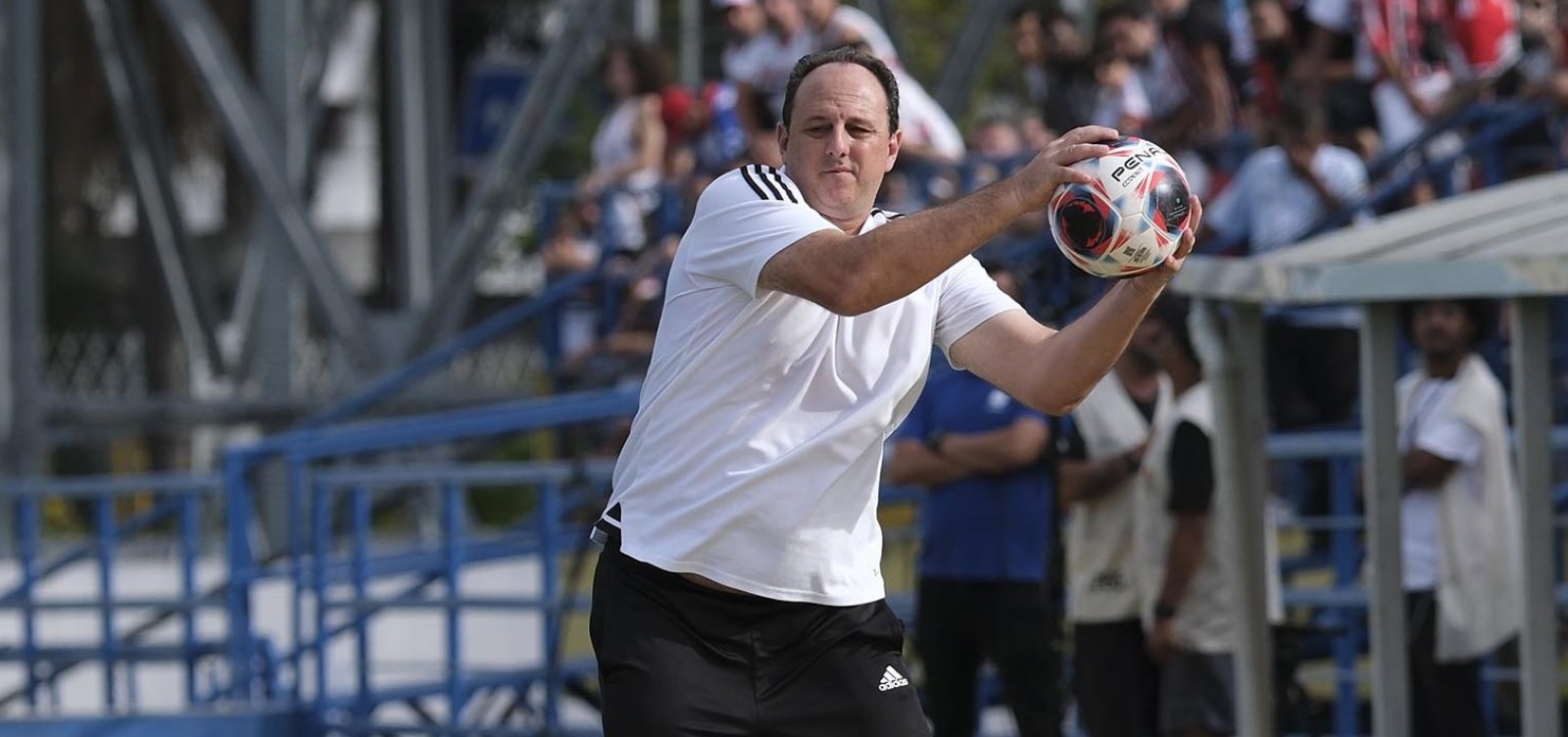 De volta aos trabalhos: Rogério Ceni é o novo técnico do Bahia