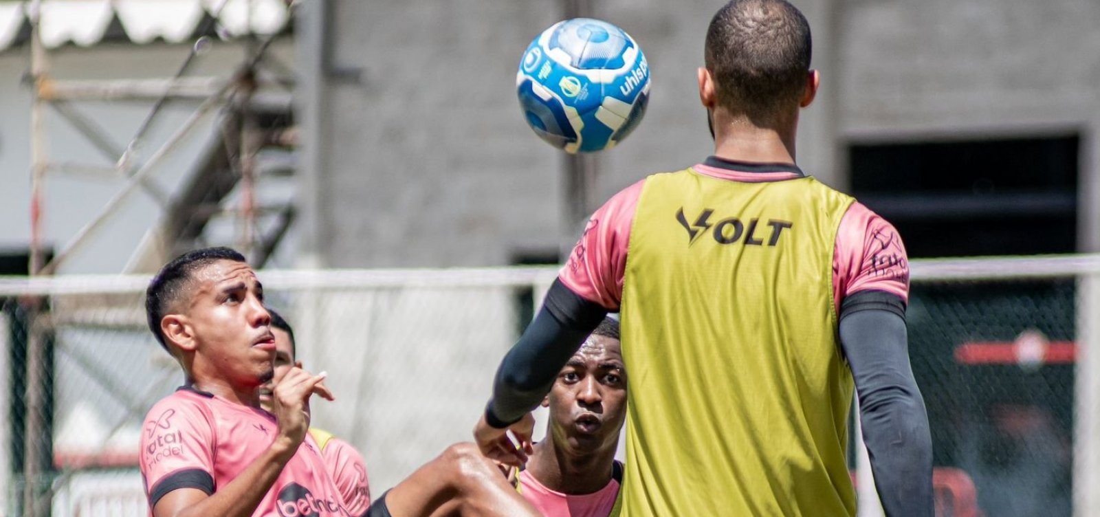 Para manter folga na liderança da Série B, Vitória visita o CRB neste domingo