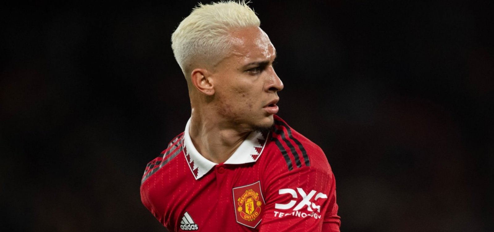 Ap&oacute;s den&uacute;ncias de agress&atilde;o, Antony &eacute; afastado do Manchester United: &ldquo;condenamos atos de viol&ecirc;ncia&rdquo;, diz o clube