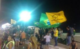 Grupo de manifestantes faz protesto contra Lula e Dilma na Barra