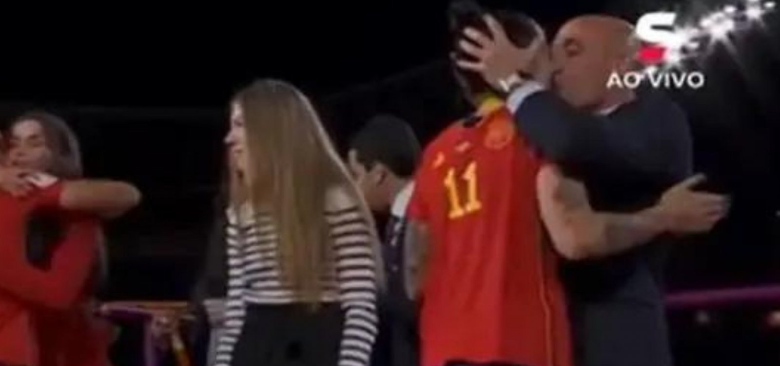 Rubiales renuncia ao cargo de presidente da Federação Espanhola após beijo forçado