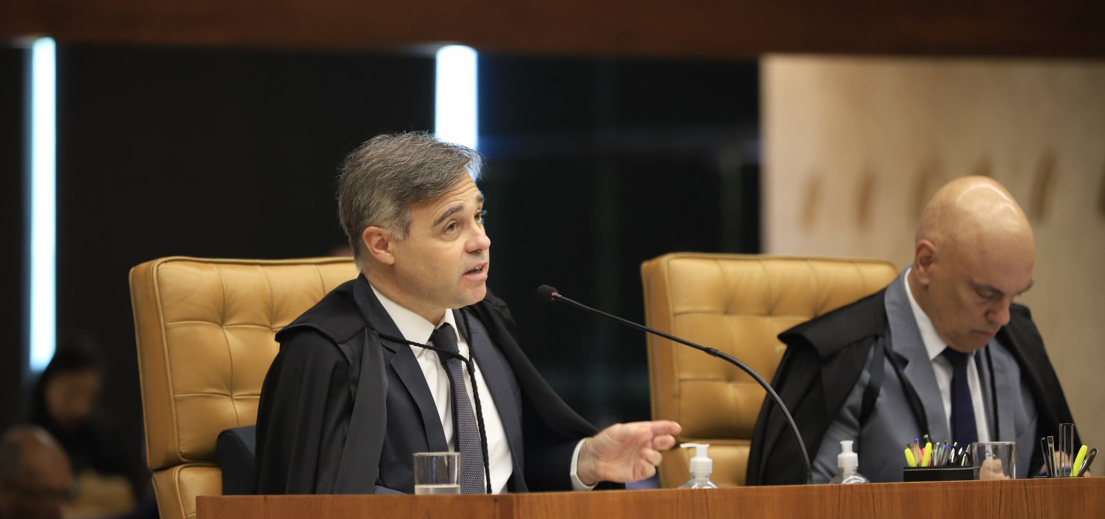 Moraes interrompe voto de Mendonça e ministros batem boca em julgamento do 8 de janeiro; veja vídeo 
