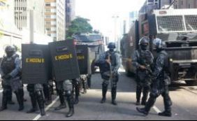 Com carros blindados, Choque retira manifestantes da Avenida Paulista