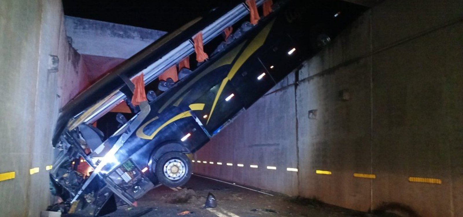 Ônibus de turismo cai de viaduto em Campinas e deixa 30 passageiros feridos