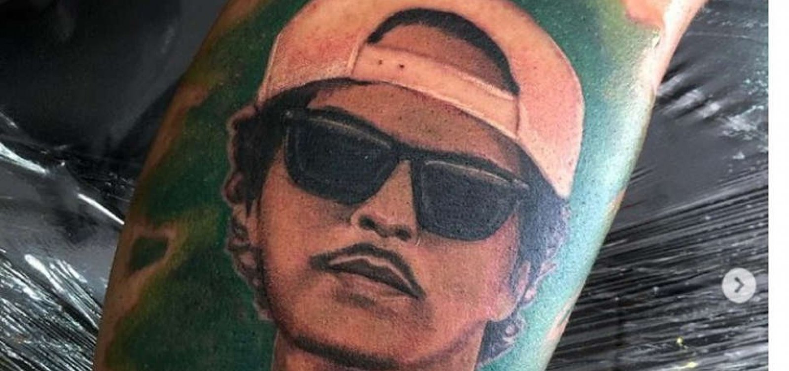Bruno Mars compartilha tatuagem de brasileiro com seu rosto