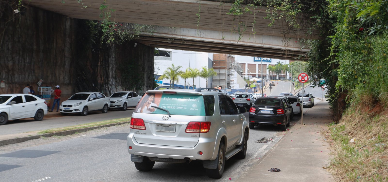 EFICIÊNCIA DA TRANSALVADOR: Carro é rebocado após estacionar em frente a  Garagem no Rio Vermelho – Subúrbio News