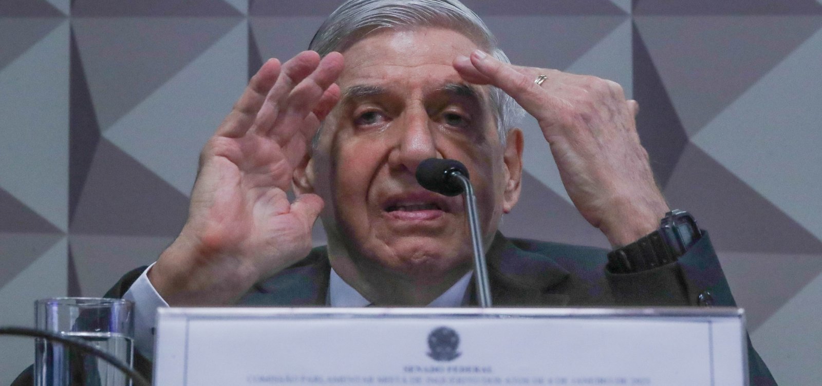 General Heleno se irrita com relatora e xinga na CPMI: "P… que o pariu"; veja vídeo 