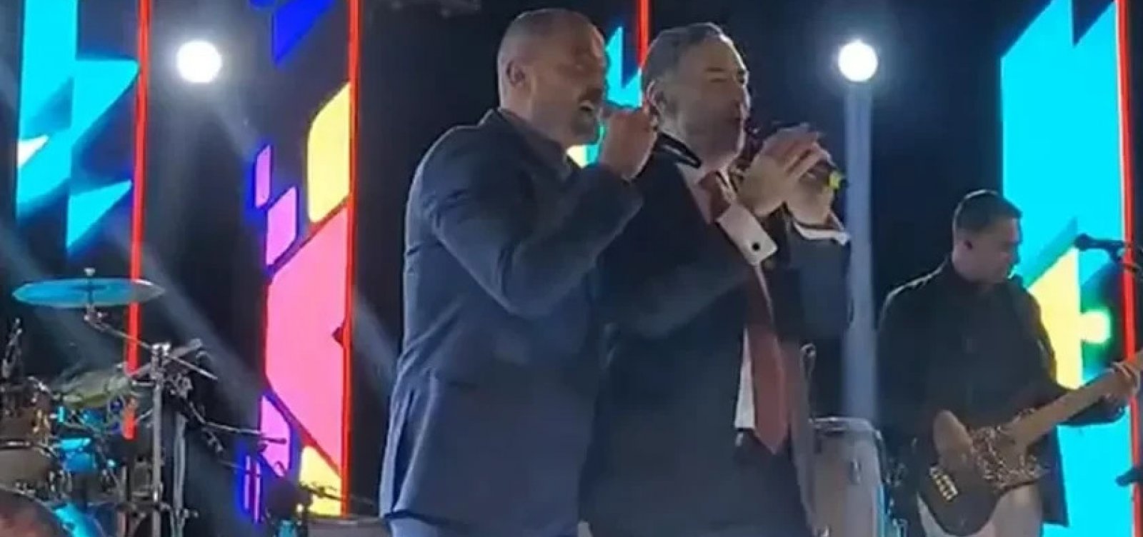 Barroso canta ao lado de Diogo Nogueira em festa após sua posse na presidência do STF