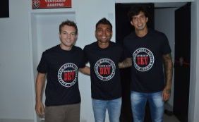 Torcedores do Vitória fazem festa na apresentação de trio de jogadores