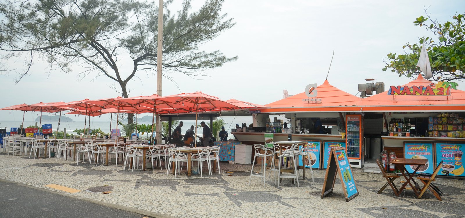 Quiosque continua a funcionar normalmente, apesar do assassinato de m&eacute;dicos h&aacute; 12 horas 