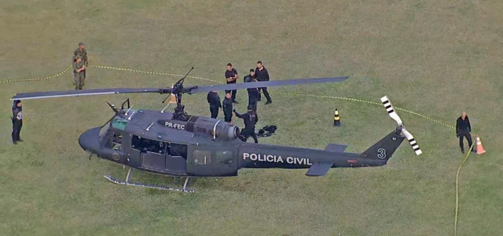 Dois helicópteros da polícia são atingidos no RJ em megaoperação contra crime organizado