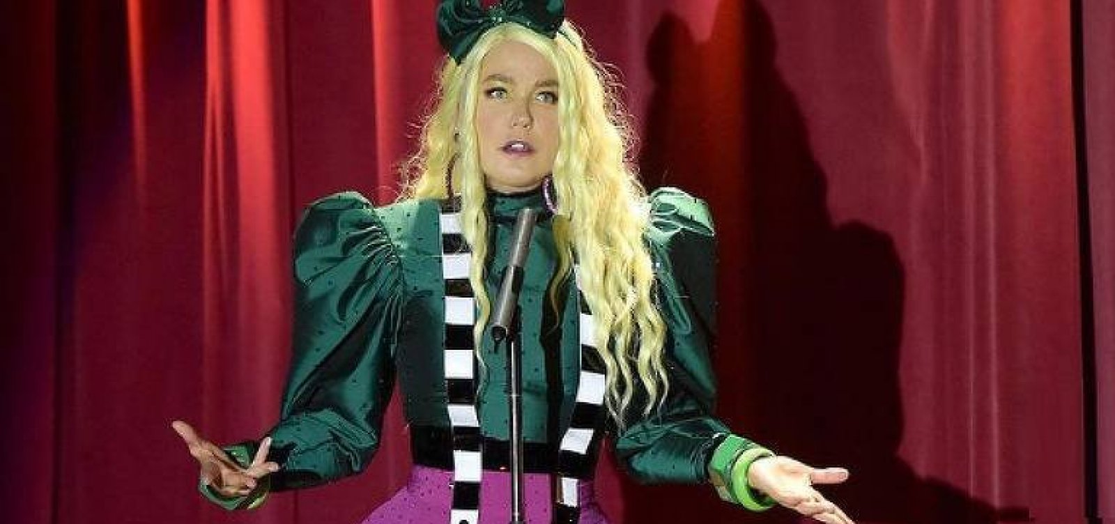 Xuxa imita Angélica e abusa de referências aos anos 1980 em retorno ao cinema