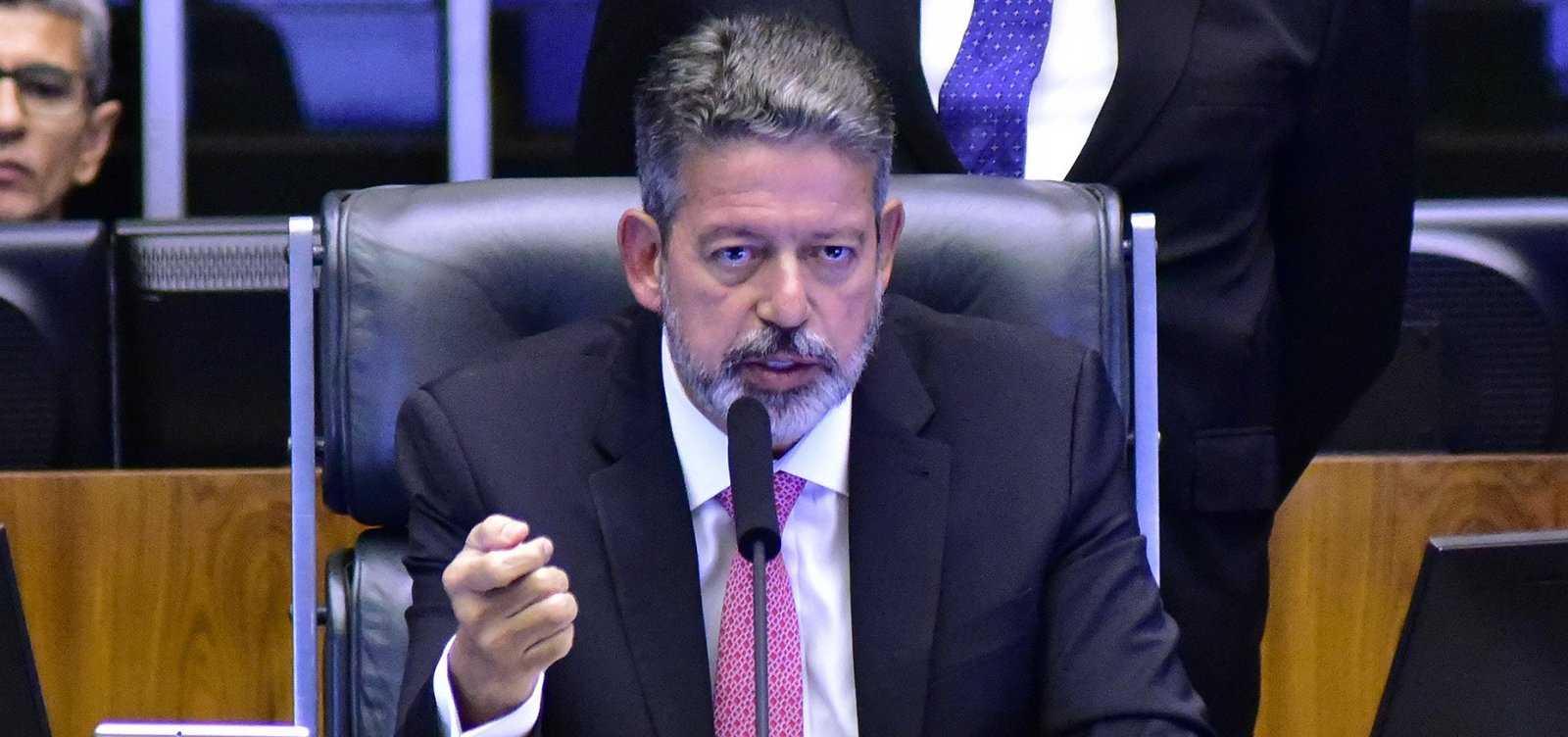 Lira indica que deve barrar avanço de pautas que limitam mandatos e decisões de ministros do STF