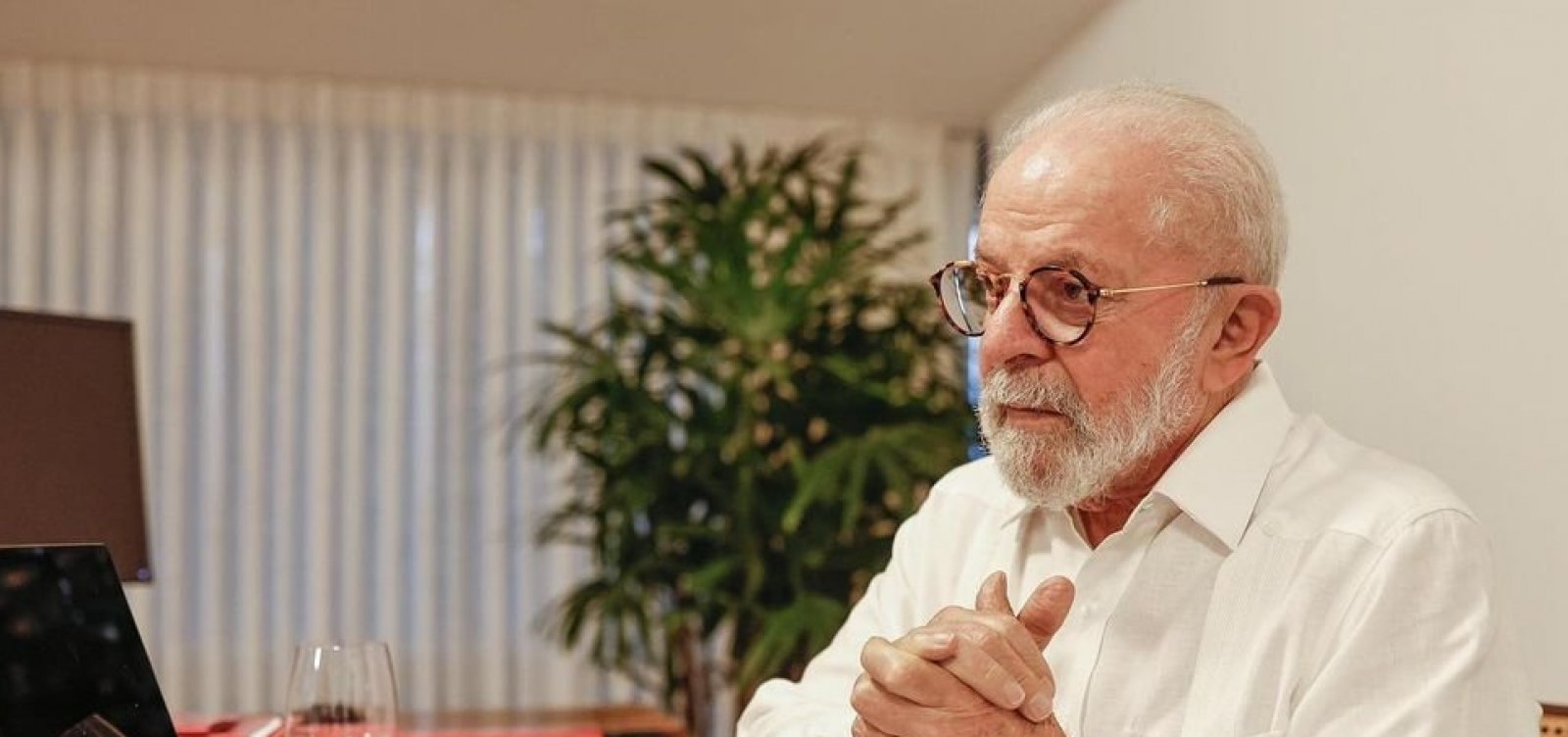 Lula aparece em foto pela primeira vez depois de cirurgia no quadril e nas pálpebras