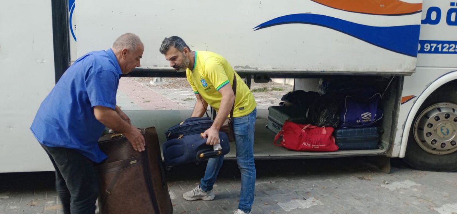 Grupo de brasileiros chegam ao Sul da Faixa de Gaza e aguardam para atravessar fronteira com o Egito