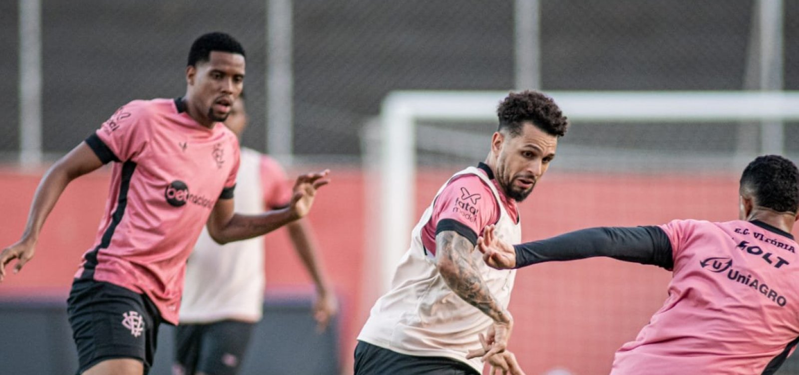 Para seguir isolado na ponta, Vitória encara o Sampaio Corrêa nesta sexta