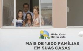 Após entregar casas, Rui cita força de Dilma: "Não é fácil, mas ela estava bem"