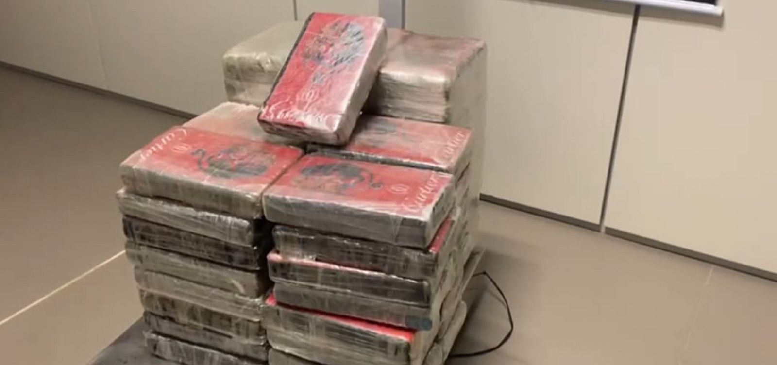 Cerca de 70 kg de cocaína são apreendidos em veículos na Linha Verde e em Salvador