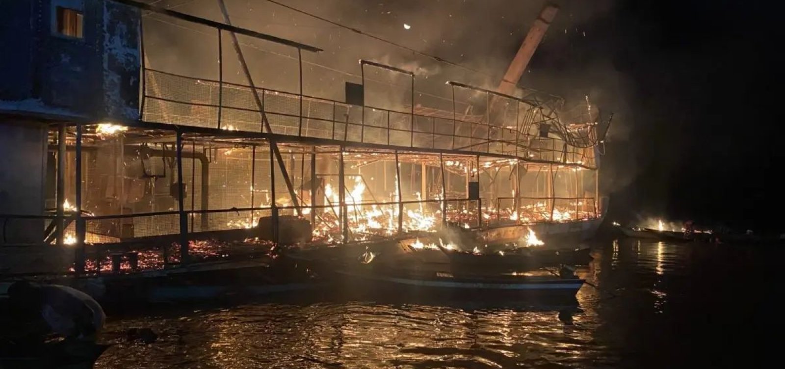 Inc&ecirc;ndio atinge embarca&ccedil;&atilde;o hist&oacute;rica no rio S&atilde;o Francisco; prefeitura suspeita que fogo teve origem criminosa