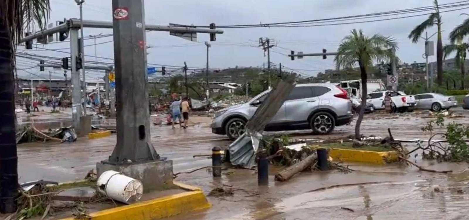 Passagem do furacão Otis no México resulta em 27 mortos e quatro desaparecidos