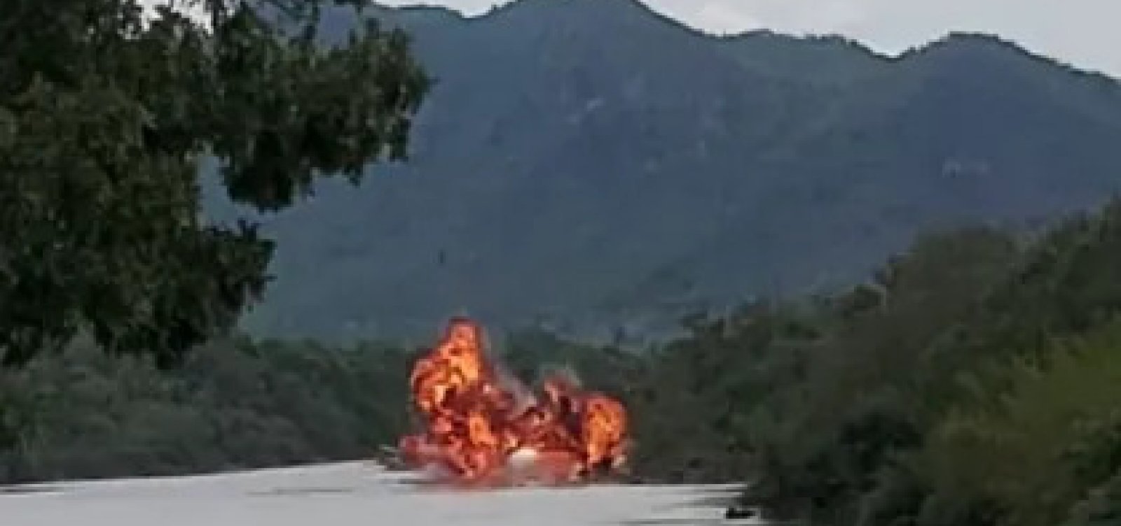 PF explode embarcações usadas para garimpo ilegal no Goiás