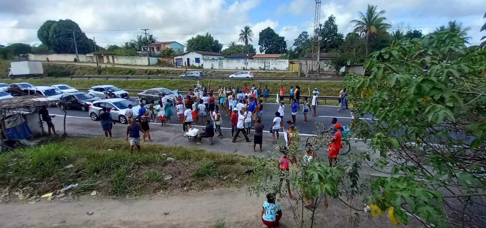 Manifestação na BR-324, perto de Amélia Rodrigues, gera congestionamento na rodovia