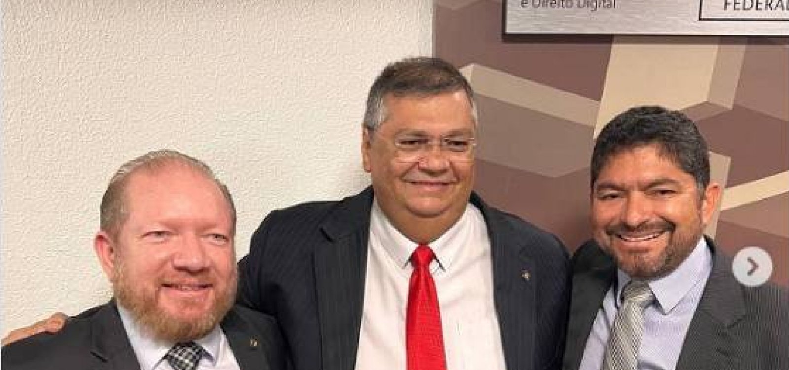 Mesmo sem cargo, marido de suplente de Dino despacha no gabinete