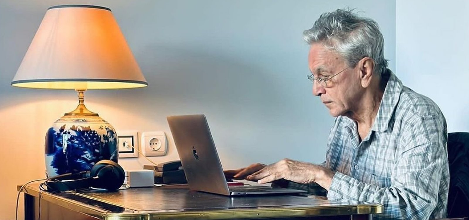 Caetano Veloso resolve questão do Enem 2023 que cita suas músicas; veja vídeo
