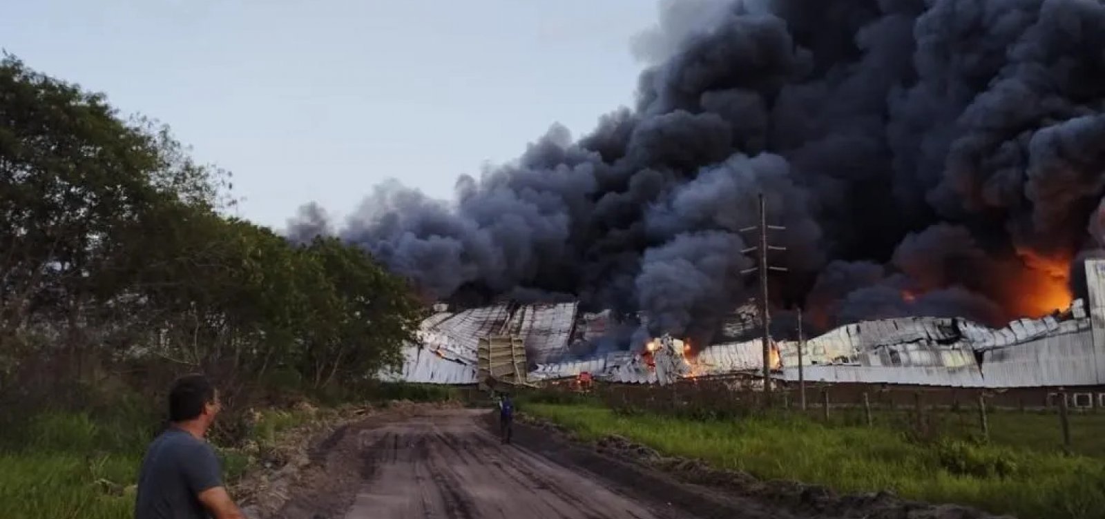 Incêndio de grandes proporções atinge fábrica da Cacau Show no Espírito Santo