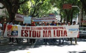 Servidores municipais decidem manter greve e marcam nova assembleia