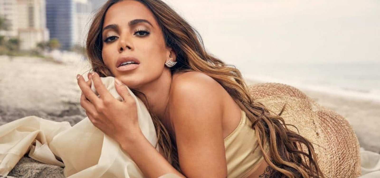Anitta diz que gravadora só investe em clipes depois que música bomba no TikTok