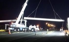 Passarela é instalada na BR-324 pela Concessionária de Rodovias