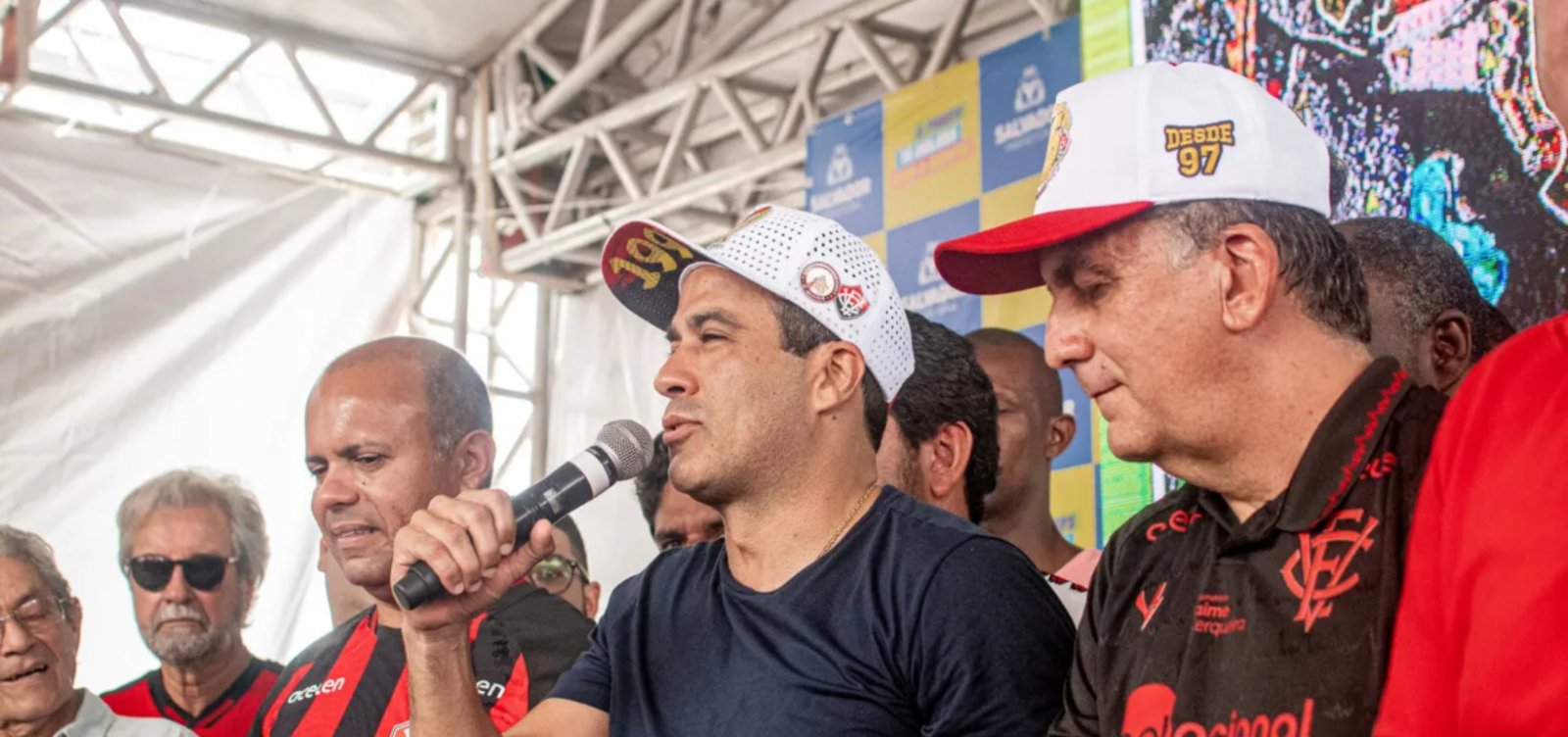 Bruno Reis assina ordem para construção de novo estacionamento do Barradão