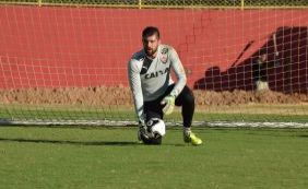 Fernando Miguel treina e deve retornar ao gol do Vitória