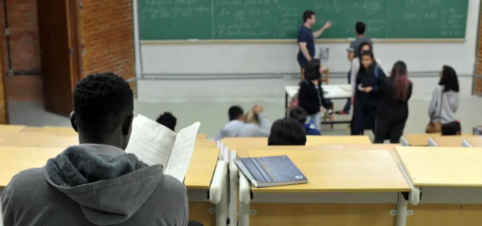 Apenas 7,4% dos professores em pós-graduação são negros ou indígenas no Brasil
