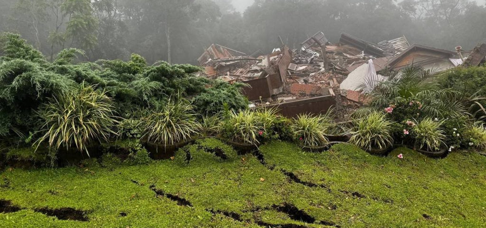 Cerca de 500 pessoas permanecem fora de casa após surgimento de rachaduras no solo de Gramado